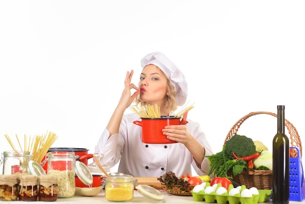 Osoba gotująca w kuchni